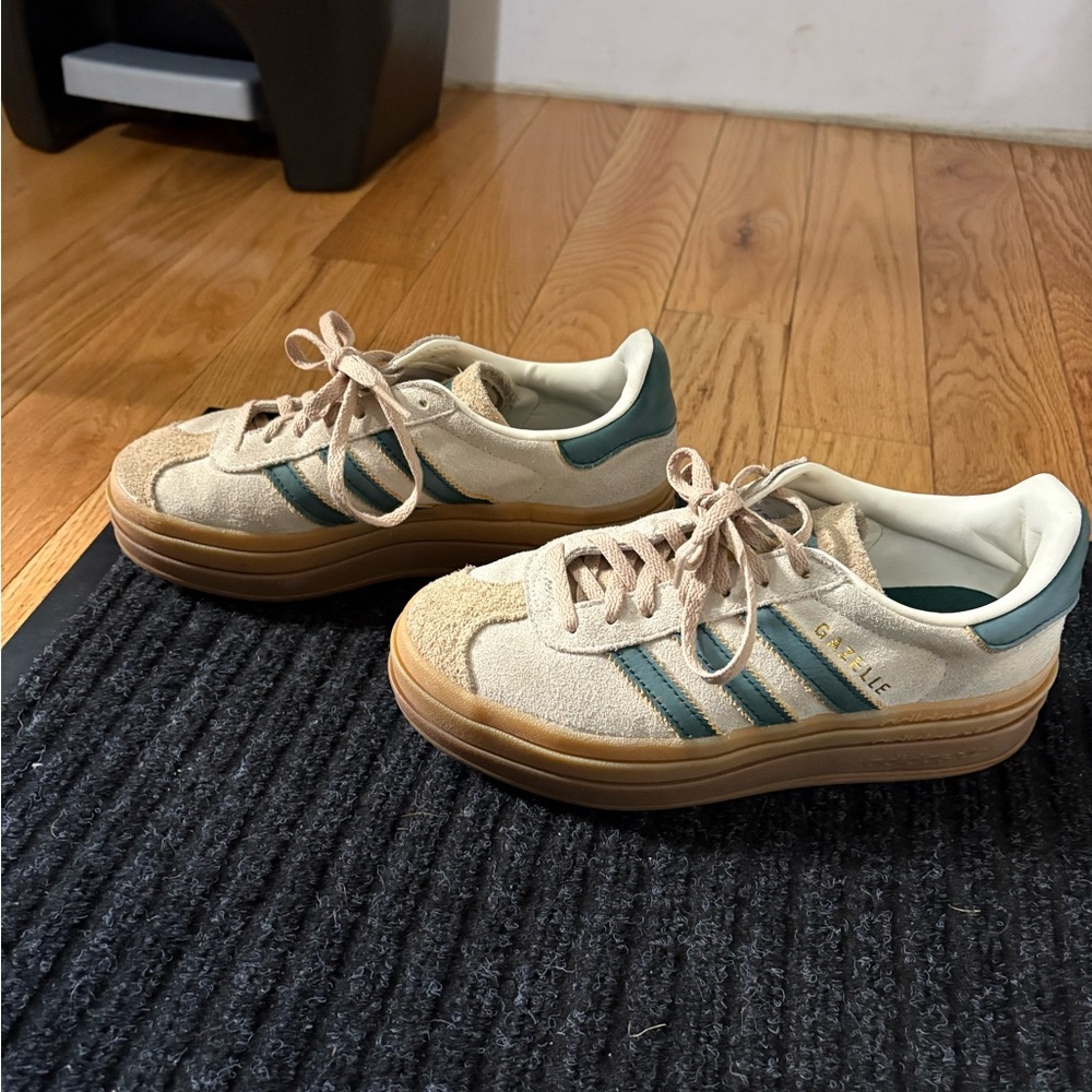 Adidas gazelle in collegiate green - size 5.5